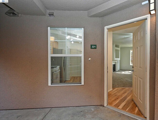280 Caldecott Ln Oakland, CA 94618 photo 3