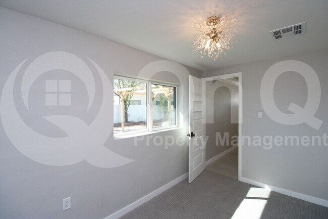 1321 E Willetta St Phoenix, AZ 85006 photo 4