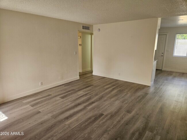 6043 N 23rd Ave Phoenix, AZ 85015 photo 2
