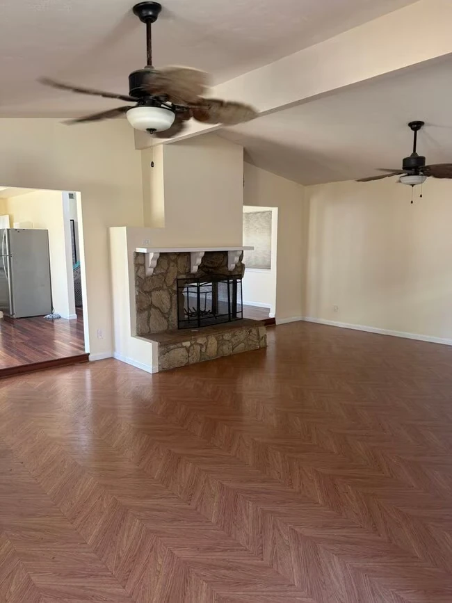 565 Pepper Dr photo 2