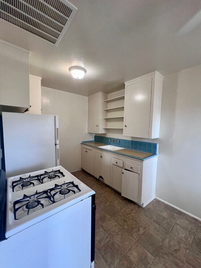 5674 Mildred St San Diego, CA 92110 photo 4