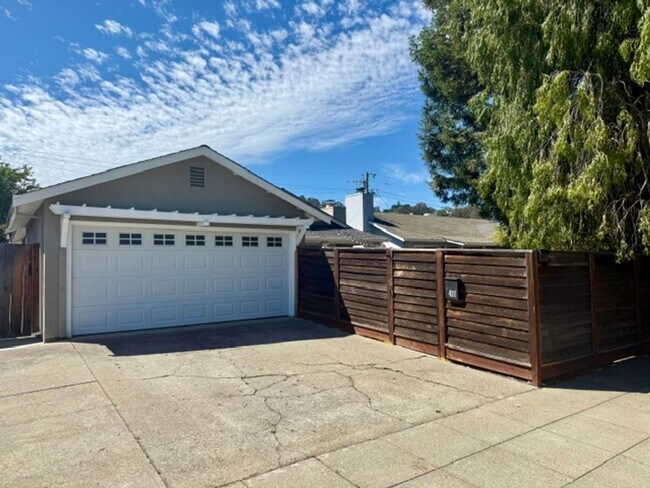 411 Hiller St photo 2
