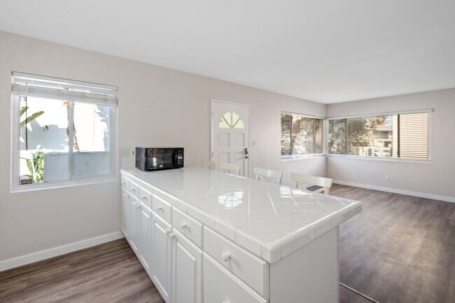 725 Chalcedony St San Diego, CA 92109 photo 3