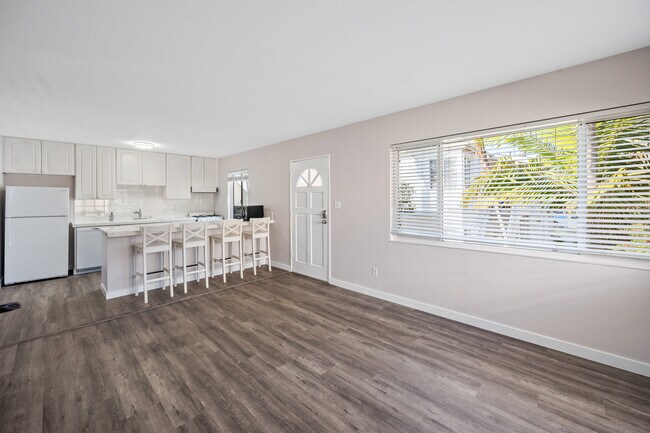 725 Chalcedony St San Diego, CA 92109 photo 4