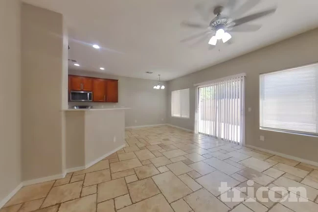 504 W Beautiful Ln Phoenix, AZ 85041 photo 2