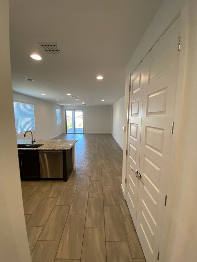 2216 W Dunbar Dr Phoenix, AZ 85041 photo 2