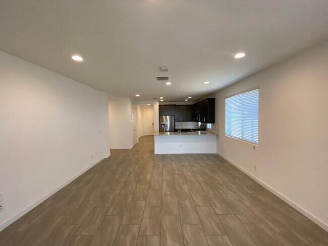 2216 W Dunbar Dr Phoenix, AZ 85041 photo 4