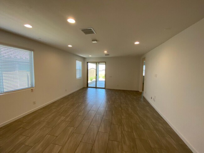 2216 W Dunbar Dr Phoenix, AZ 85041 photo 3