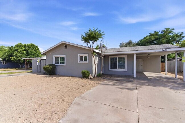 2609 W Morten Ave Phoenix, AZ 85051 photo 2