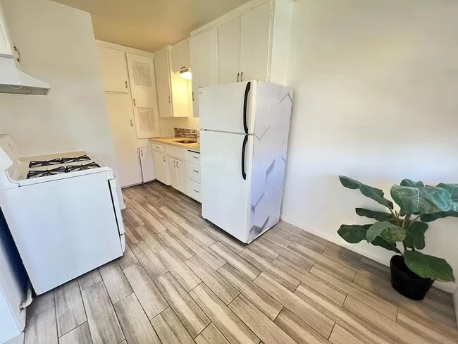 4064 Oakcrest Dr San Diego, CA 92105 photo 2