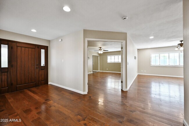 324 W Willow Ave Phoenix, AZ 85029 photo 2