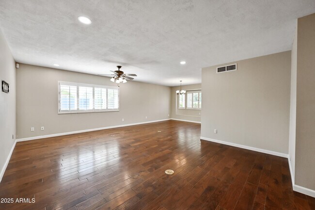 324 W Willow Ave Phoenix, AZ 85029 photo 3