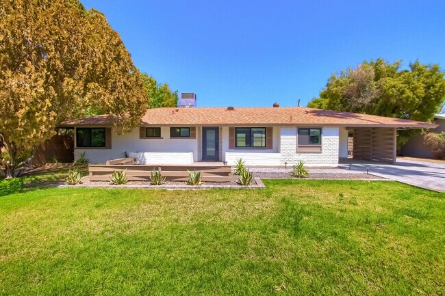 3 Bedroom single family home in Phoenix photo 2