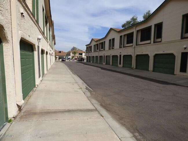 8888 N 47th Ave Glendale, AZ 85302 photo 2