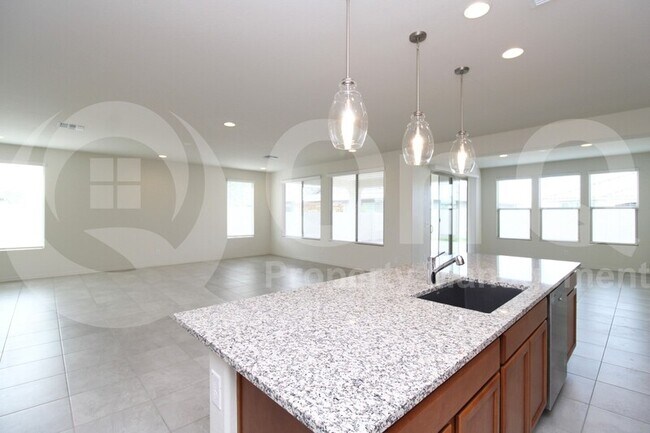 5866 N 86th Ln Glendale, AZ 85303 photo 4