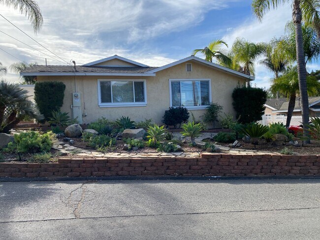 2033 Alessandro Trail Vista, CA 92084 photo 2