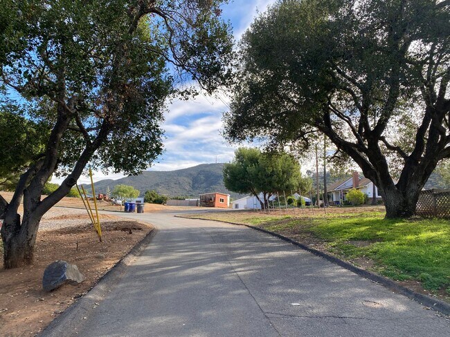 2033 Alessandro Trail Vista, CA 92084 photo 3