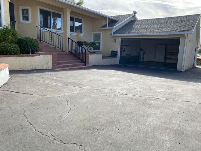2033 Alessandro Trail Vista, CA 92084