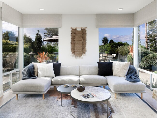 327 Hillcrest Dr Encinitas, CA 92024