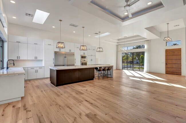 4410 E Turney Ave Phoenix, AZ 85018 photo 4