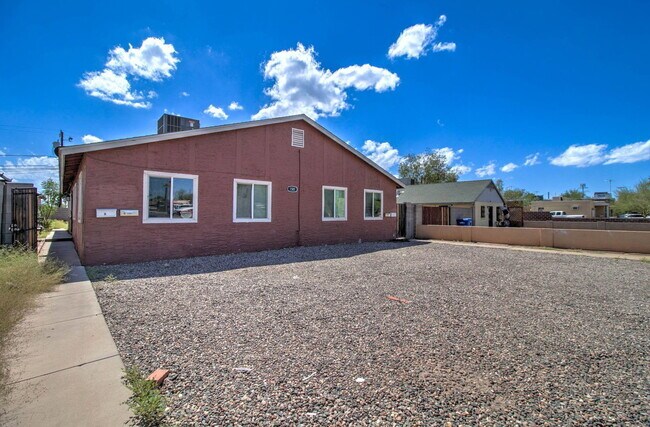 1501 E Roosevelt St Phoenix, AZ 85006 photo 2