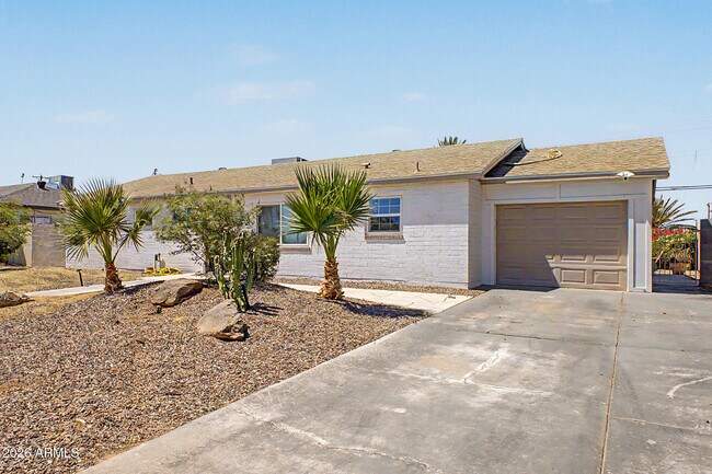 2208 W San Miguel Ave Phoenix, AZ 85015 photo 2