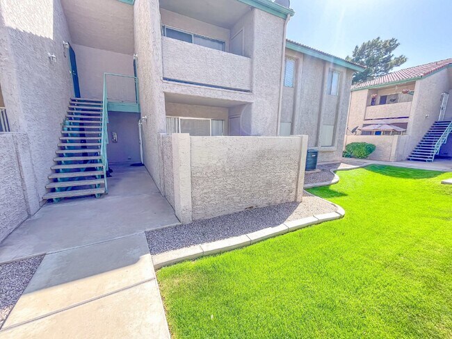 623 W Guadalupe Rd photo 2