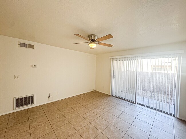 623 W Guadalupe Rd photo 4