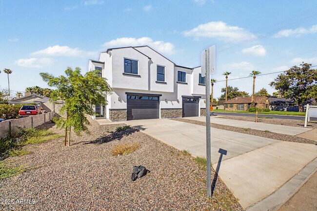 920 E Pasadena Ave photo 4