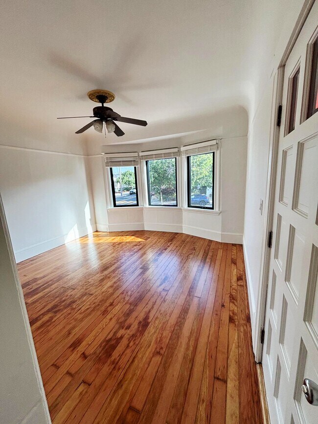 823 Apgar St Oakland, CA 94608 photo 4
