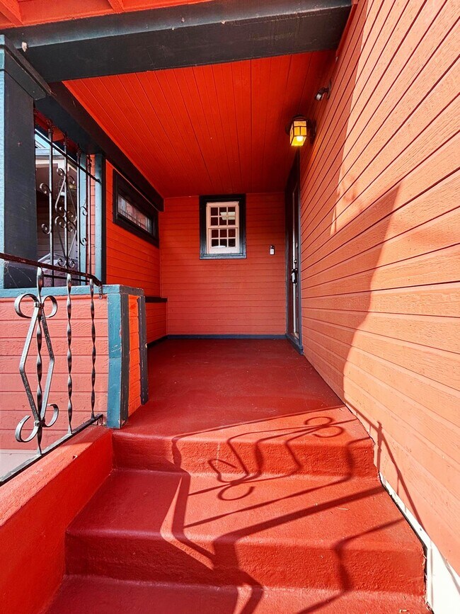 823 Apgar St Oakland, CA 94608 photo 2