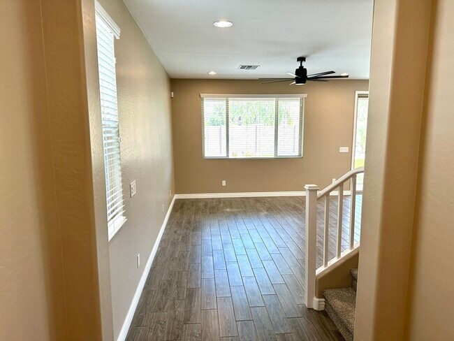 2930 E Sunland Ave photo 4
