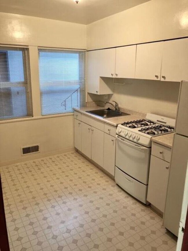 One-bedroom Apartment In North Berkeley Between Shattuck And Walnut. photo 4