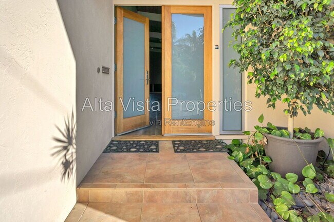 2569 Loring St San Diego, CA 92109 photo 3