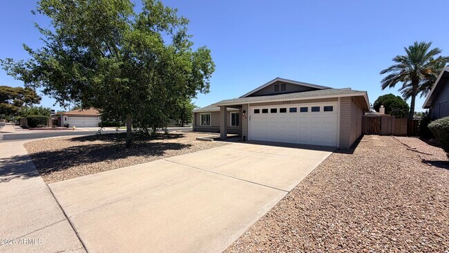 2303 S Cottonwood Dr Tempe, AZ 85282 photo 2