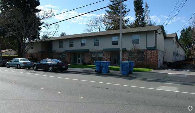 Oak Manor photo 2