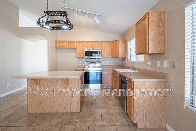 15531 W Port Royale Ln Surprise, AZ 85379 photo 3