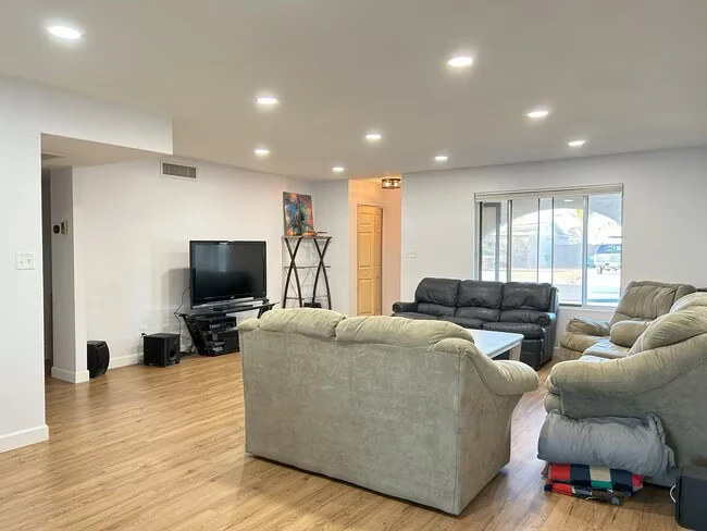 2351 W Emelita Ave Mesa, AZ 85202 photo 4