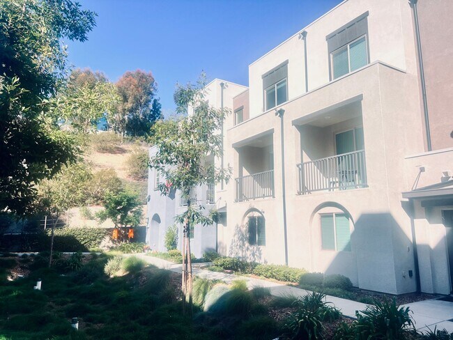 2454 Verano Wy. Vista, CA 92081 photo 2