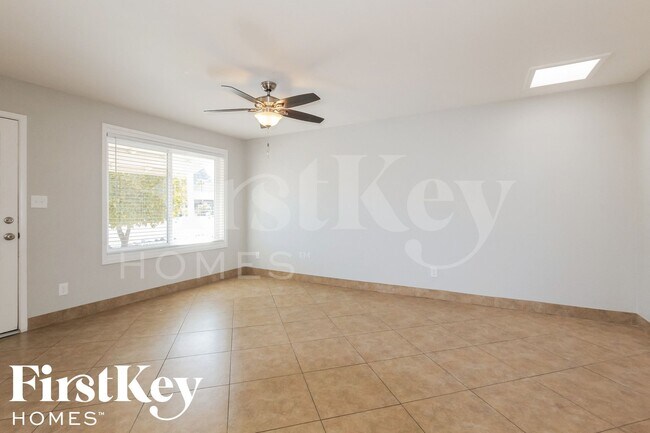 2324 E Paradise Dr Phoenix, AZ 85028 photo 4