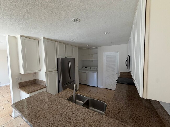 Spacious 3 Bedroom with Large Outdoor Space! photo 2