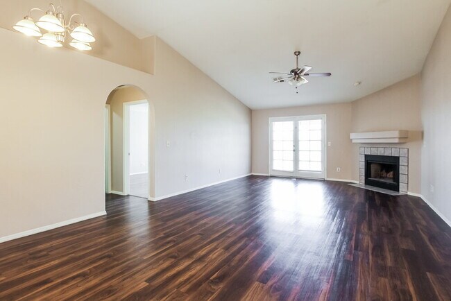 8727 W Sierra Vista Dr Glendale, AZ 85305 photo 3