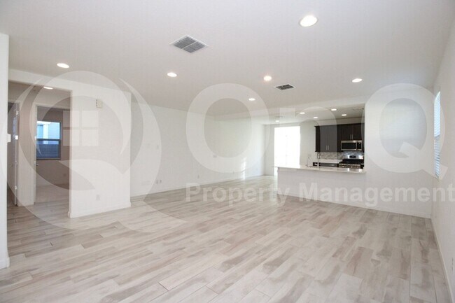 5918 South 25th Lane Phoenix, AZ 85041 photo 2
