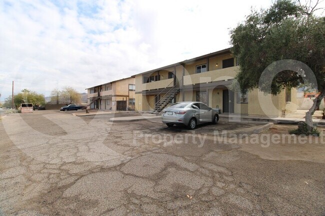 729 E Hazel Dr Phoenix, AZ 85042 photo 2