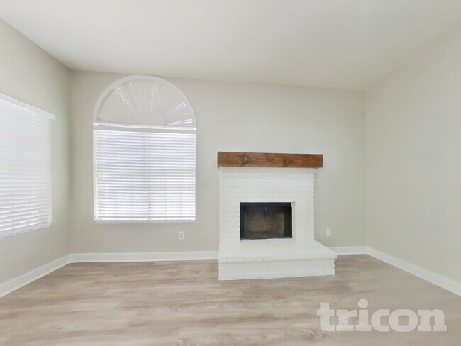 6340 W Mercer Ln Glendale, AZ 85304 photo 3