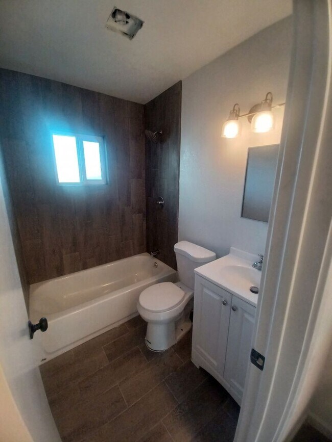 2033 W Madison St Phoenix, AZ 85009 photo 4