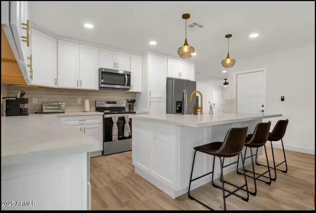 2452 E Manhatton Dr Tempe, AZ 85282 photo 3