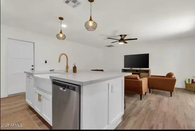 2452 E Manhatton Dr Tempe, AZ 85282 photo 2