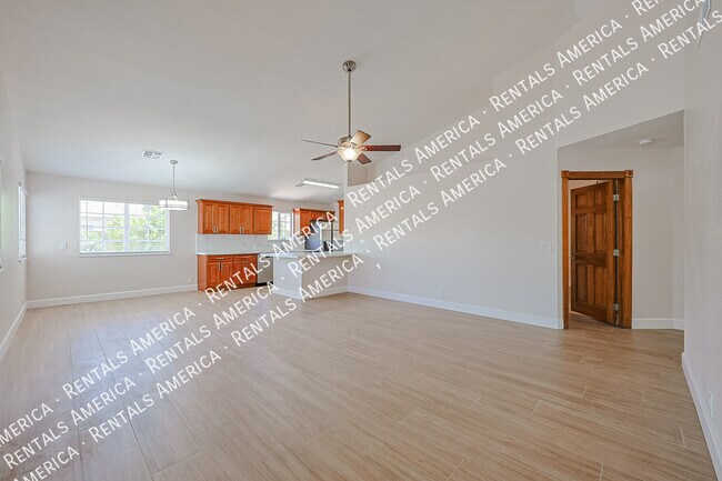 10021 N 66th Ave photo 4