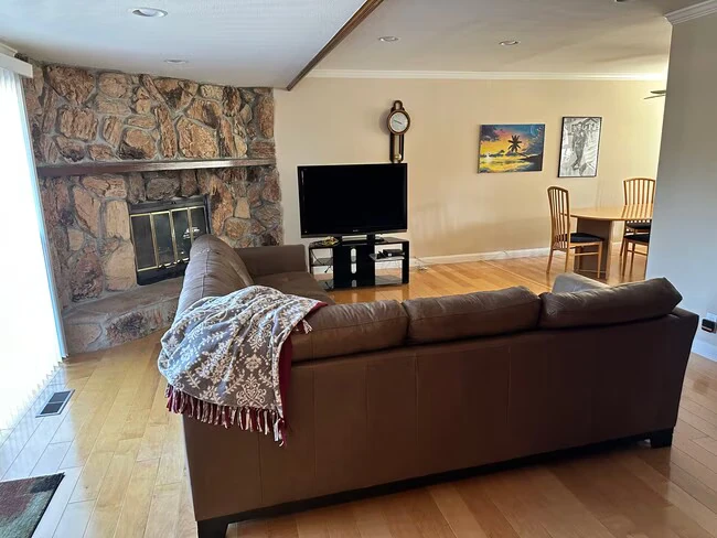 119 Dot Ave photo 4